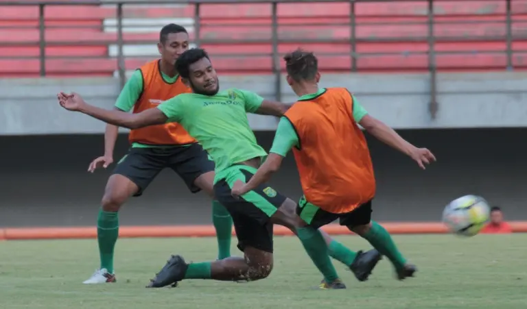 Bek Persebaya Surabaya, Fandry Imbiri (tengah), saat latihan timnya di Stadion Gelora Bung Tomo, Surabaya. (Bola.com/Aditya Wany)