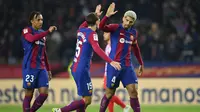 Bek Barcelona, Ronald Araujo (paling kanan) diincar Bayern Munchen pada bursa transfer Januari 2024. (AFP/Paul Barrena)