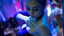 Seorang wanita menari di sebuah bar di kawasan Walking Street, Pattaya, Thailand (29/3). Pattaya dikenal sebagai Sin City dan The World Sex Capital yang banyak dikunjungi wisatawan internasional untuk wisata seks. (AFP/ Roberto Schmidt)