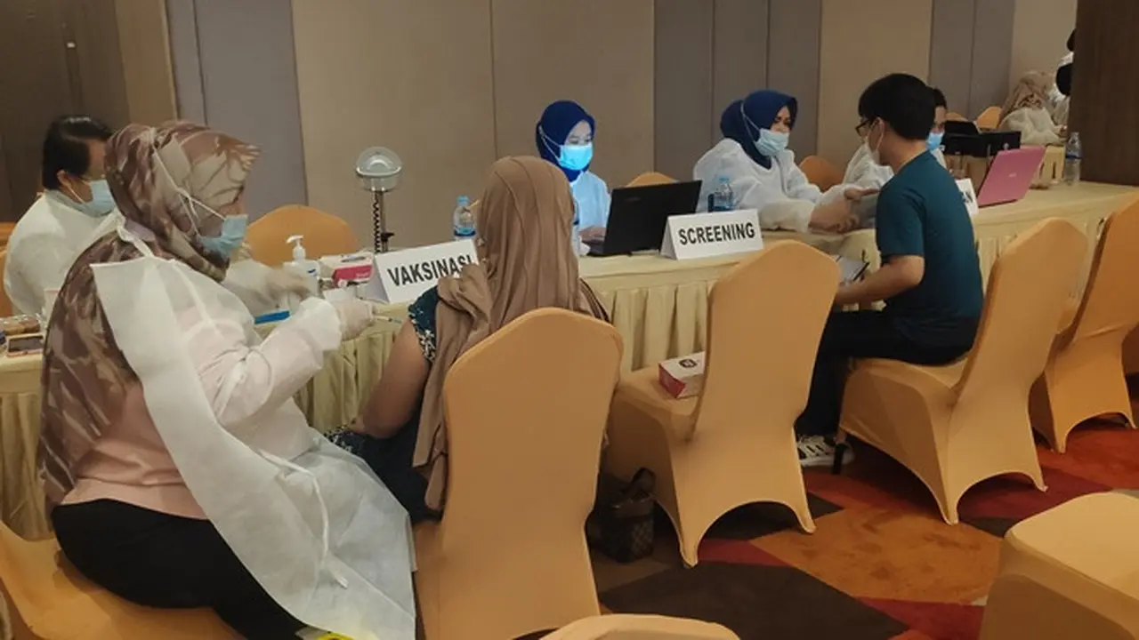 Pemberian vaksin Covid-19 kepada masyarakat di salah satu hotel di Pekanbaru.