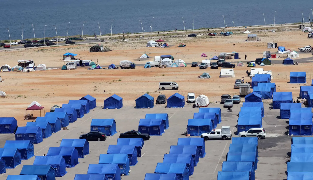 Foto menunjukkan pemandangan tenda-tenda biru yang didirikan oleh pemerintah Lebanon untuk orang-orang yang mengungsi dari rumah dan desa mereka di pinggiran selatan Beirut dan Lebanon Selatan, Jumat 22 Mei 2026. (Anwar AMRO/AFP)