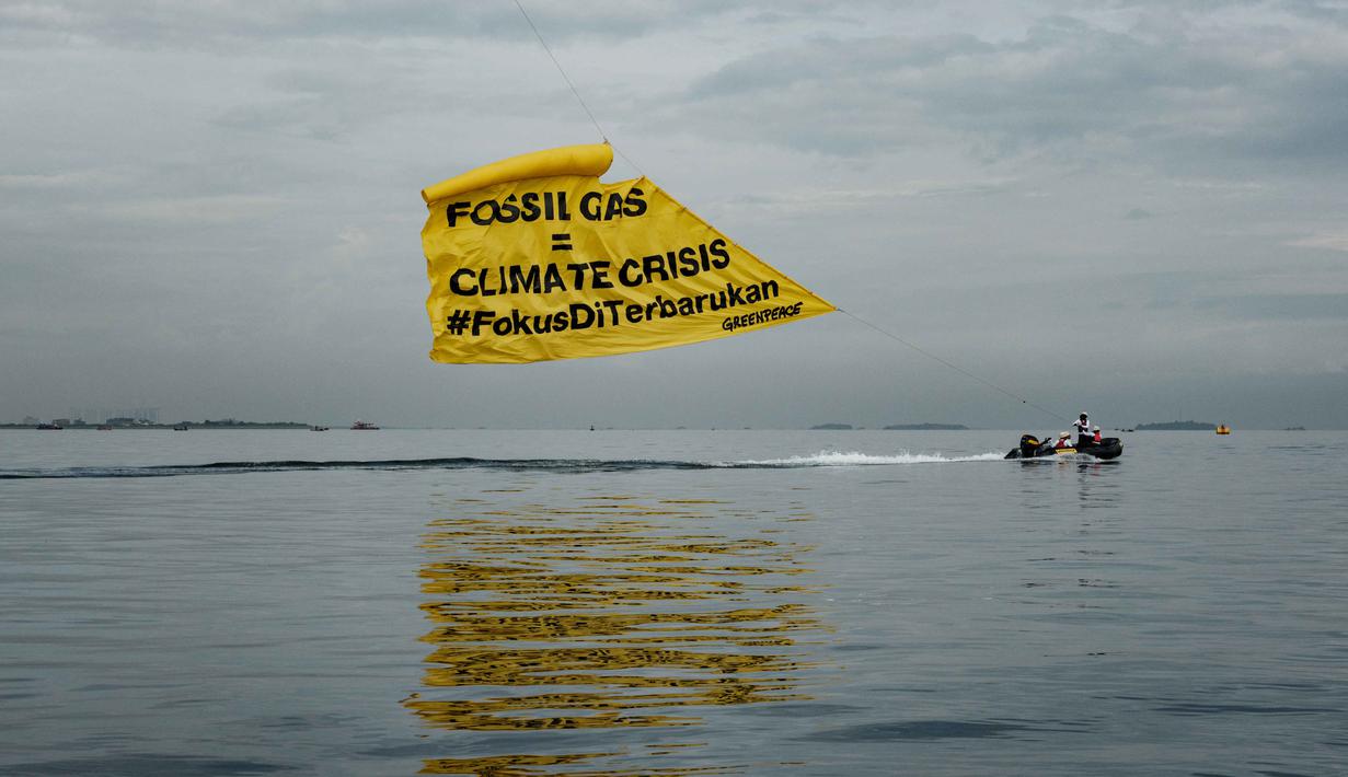 Aktivis Greenpeace Indonesia melakukan aksi di kawasan perairan depan Pembangkit Listrik Tenaga Gas Uap (PLTGU) Muara Karang, Jakarta pada Selasa 18 November 2025. (YASUYOSHI CHIBA/AFP)