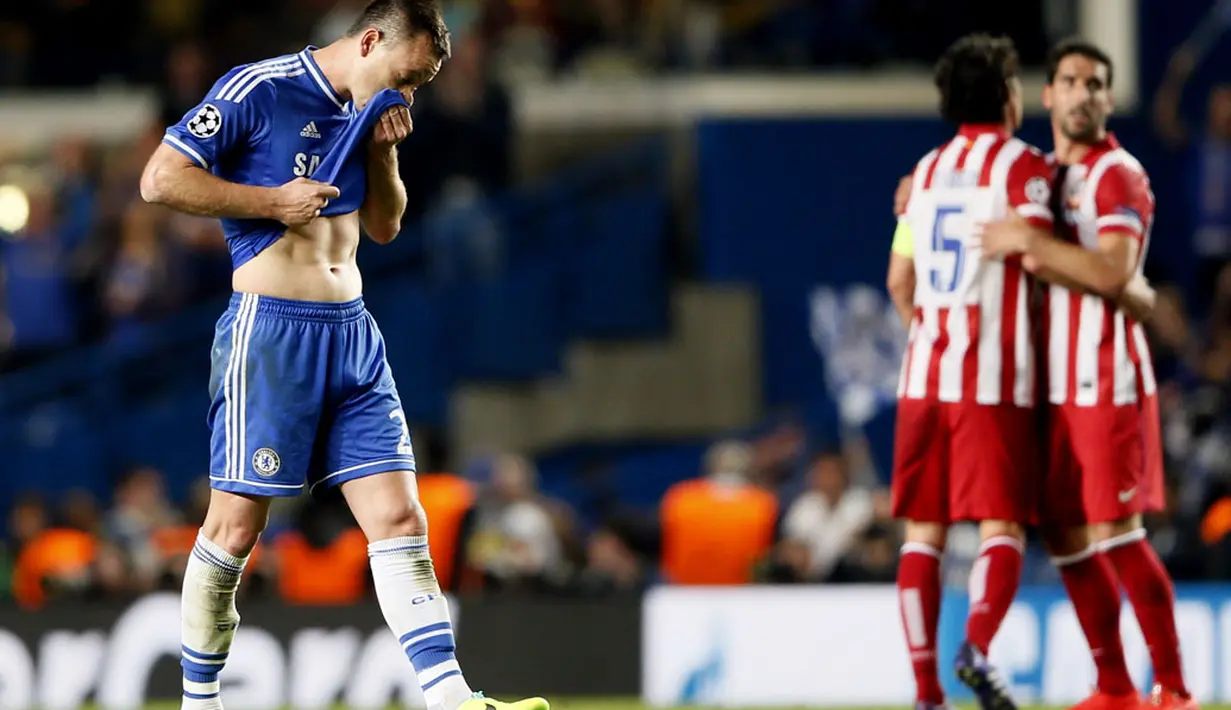 Kapten tim Chelsea, John Terry (kiri) tertunduk usai dikalahkan Atletico Madrid 1-3 di laga kedua semifinal Liga Champions di Stamford Bridge, London (1/5/2014). (REUTERS/Stefan Wermuth)