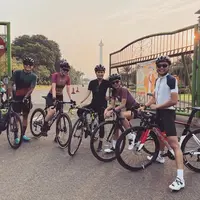 Luna Maya saat Bersepeda (Sumber: Instagram/tabbysumendap)