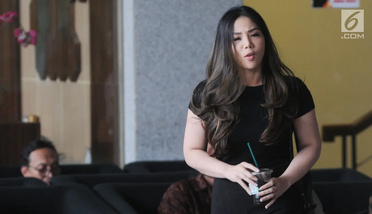 Putri terpidana kasus korupsi e-KTP Setya Novanto, Dwina Michaella berada di lobi usai menjalani pemeriksaan di Gedung KPK, Jakarta, Rabu (28/8/2019). Dwina dimintai keterangan sebagai saksi untuk tersangka Paulus Tanos dalam kasus pengadaan Kartu Tanda Penduduk Elektronik. (merdeka.com/Dwi Narwoko)