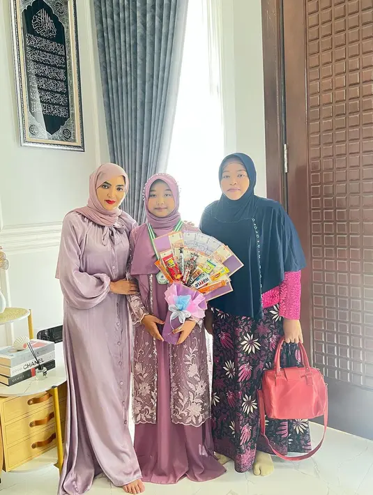 Dalam momen penuh bahagia ini, Ashanty pun terbawa nostalgia dan mengenang pertemuan pertamanya dengan Aulia beberapa tahun yang lalu. [Foto: IG/ashantyash/YouTube/The Hermansyah A6]