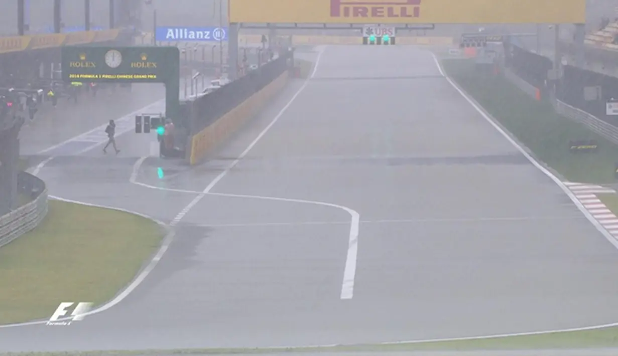 Hujan deras mengguyur Sirkuit Internasional Shanghai, China, Sabtu (16/4/2016) saat berlangsungnya latihan bebas ketiga F1 GP China. (Bola.com/Twitter/F1)