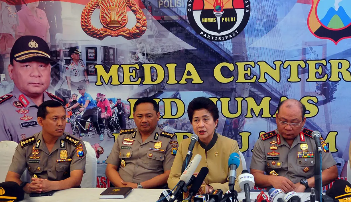 Menteri Kesehatan RI, Nila F Moeloek (kedua dari kanan) memberikan keterangan pers di Posko Crisis Center Mapolda Jawa Timur, Surabaya, Sabtu (3/1). (Liputan6.com/Johan Tallo)