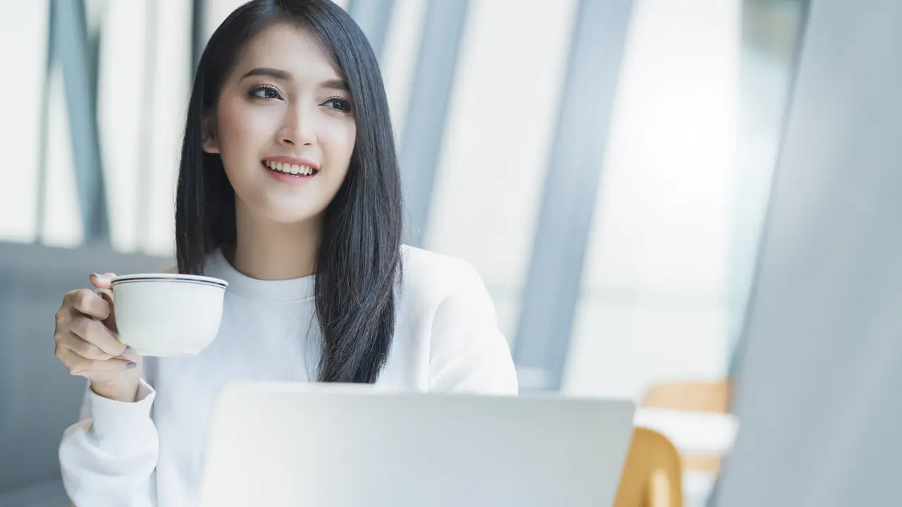 wanita juli aura yang tenang