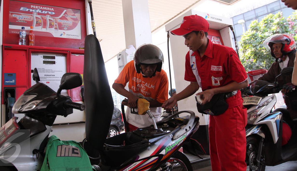 Aktivitas pengisian BBM di SPBU Cikini, Jakarta, Rabu (30/9/2015). Menteri ESDM, Sudirman Said menegaskan, awal Oktober tidak ada penurunan atau kenaikan harga bahan bakar minyak (BBM) baik itu bensin premium maupun solar. (Liputan6.com/Angga Yuniar)