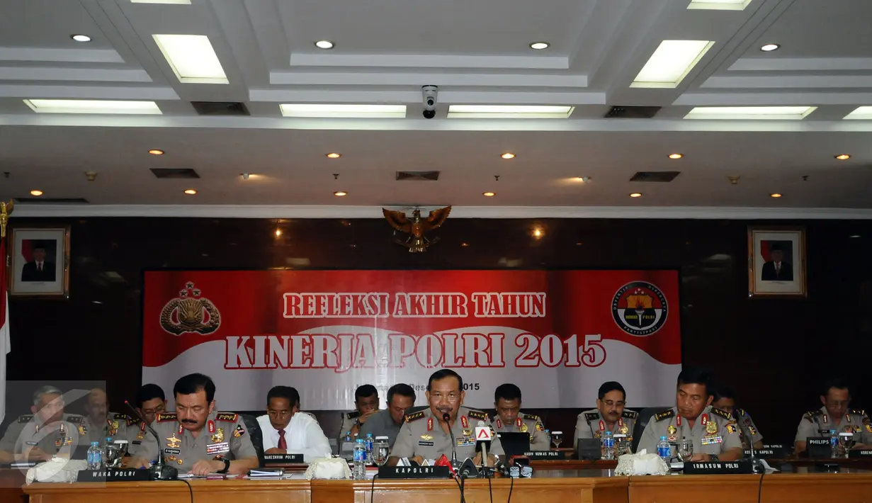 Kapolri Jenderal Pol Badrodin Haiti (tengah) memberikan keterangan pencapaian kinerja selama 2015 di Mabes Polri Jakarta, Selasa (29/12/2015). Menurut Badrodin, jajarannya ke depan akan meningkatkan pembinaan. (Liputan6.com/Helmi Fithriansyah)