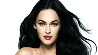 Coba aplikasikan gaya riasan smokey eyes yang memikat ala Megan Fox, saat berkencan