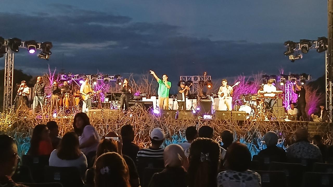 Maliq & D’Essentials