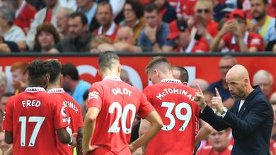 <p>Erik ten Hag mengawali kiprahnya sebagai manajer Manchester United dengan hasil minor. Menghadapi Brighton and Hove Albion pada laga pekan perdana Premier League di Old Trafford, Minggu (7/8/2022) malam WIB, MU takluk 1-2. (AFP/Lindsey Parnaby)</p>