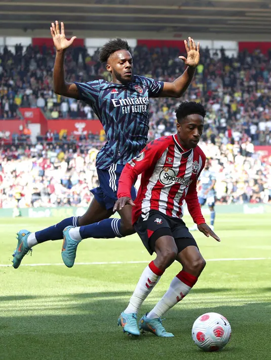 Pemain Arsenal Nuno Tavares (kiri) berebut bola dengan pemain Southampton Kyle Walker-Peters pada pertandingan sepak bola Liga Inggris di St Mary's, Southampton, Inggris, 16 April 2022. Southampton menang 1-0. (Kieran Cleeves/PA via AP)