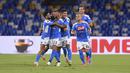 Para pemain Napoli merayakan gol yang dicetak oleh Elseid Hysaj ke gawang Sassuolo pada laga Serie A di Stadion San Paolo Sabtu (25/7/2020). Napoli menang 2-0 atas Sassuolo. (Cafaro/LaPresse via AP)