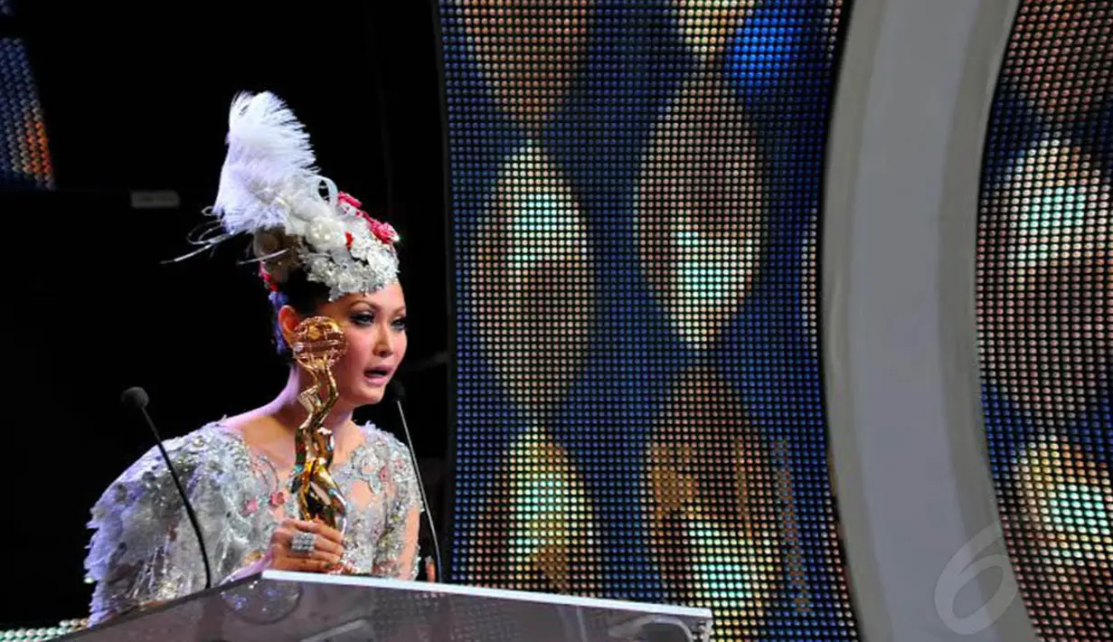 Inul Daratista berhasil mendapat gelar Penyanyi Solo Wanita Paling Populer dalam Indonesian Dangdut Awards 2014 (Liputan6.com/Andrian M Tunay)
