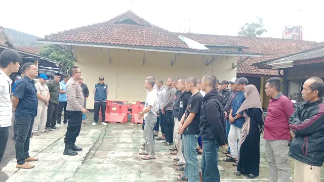 Pelaku tawuran bom molotov saat diamankan Polsek Cicurug dan dijemput orang tua, Selasa (18/3/2025). (Liputan6.com/Istimewa).