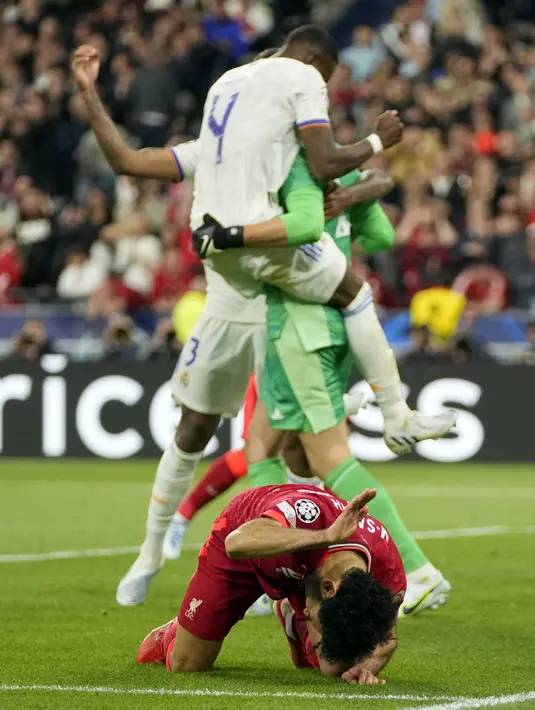 Reaksi pemain Liverpool Mohamed Salah setelah kehilangan peluang untuk mencetak gol padapertandingan sepak bola final Liga Champions antara Liverpool dan Real Madrid di Stade de France, Saint Denis, Prancis, 28 Mei 2022. Real Madrid mengalahkan Liverpool 1-0. (AP Photo/Manu Fernandez)
