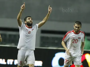 Gelandang Suriah U-23, Mouhamad Anes, melakukan selebrasi usai mencetak gol ke gawang Indonesia pada laga persahabatan di Stadion Wibawa Mukti, Cikarang, Sabtu (18/11/2017). Indonesia kalah 0-1 dari Suriah U-23. (Bola.com/ M Iqbal Ichsan)