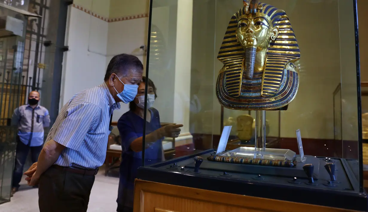 Sejumlah orang mengunjungi Museum Mesir di Kairo, Mesir (1/7/2020). Mesir pada Rabu (1/7) membuka kembali Museum Mesir, Piramida Giza, dan Kuil Luxor untuk kali pertama sejak ditutup akibat COVID-19 pada Maret lalu. (Xinhua/Ahmed Gomaa)