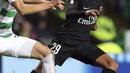 Aksi pemain PSG, Kylian Mbapper (kanan) melewati pemain Celtic, Jozo Simunovic pada laga grup B Liga Champions di Celtic Park stadium, Glasgow (12/9/2017). PSG menang 5-0. (AP/Scott Heppell)