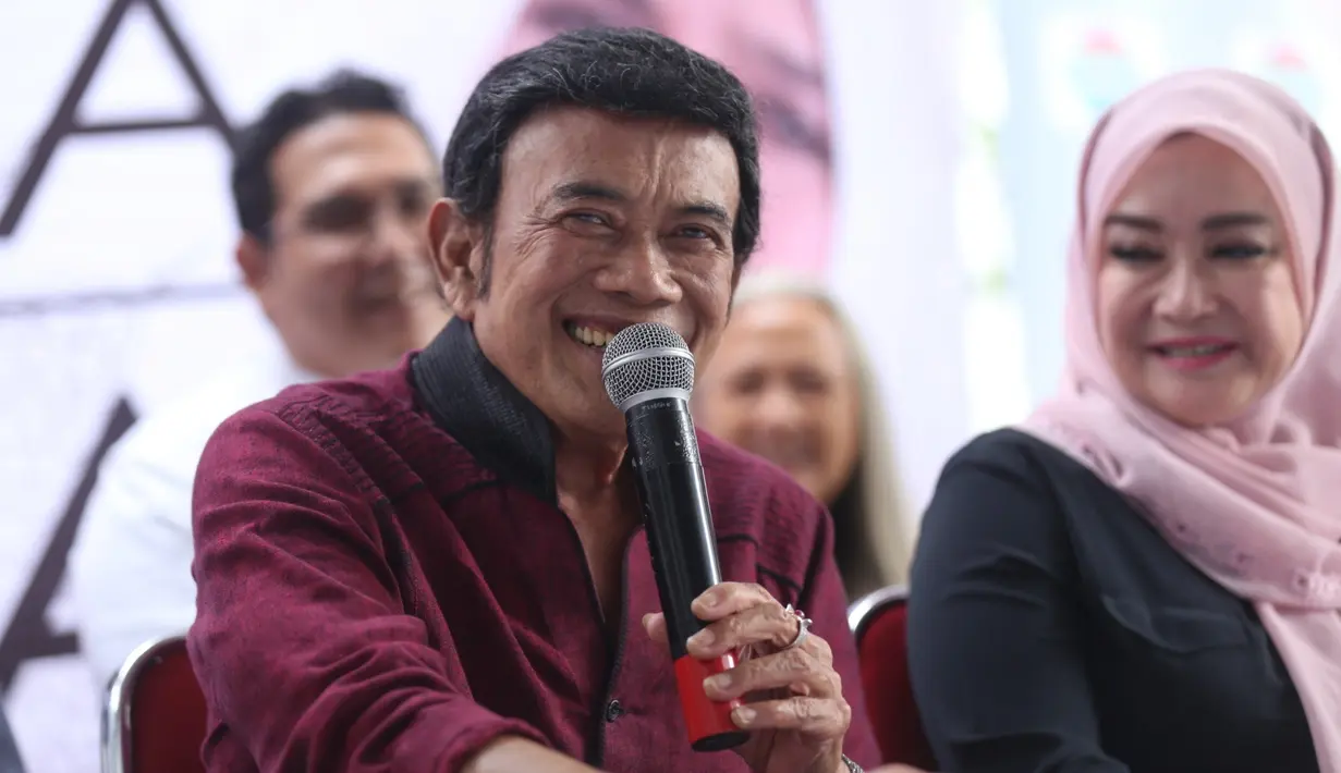 Memiliki pengalaman sama terkait anaknya, Rhoma yang akan disibukkan dengan sinetron terbaru Cinta dan Doa itu juga mencoba menguatkan Elvy terkait masalah yang dihadapi. (Nurwahyunan/Bintang.com)