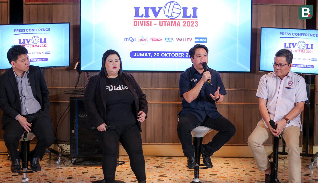 <p>Director Moji, David Setiawan Suwarto (kedua kanan) memberikan keterangan saat konferensi pers Livoli Divisi Utama 2023 yang berlangsung di Dennys's, Senayan City, Jakarta, Jumat (20/10/2023). Turnamen tersebut akan dimulai pada 6 November 2023 di GOR Indoor Stadium Kelapa Dua, Tangerang, Banten. (Bola.com/Bagaskara Lazuardi)</p>
