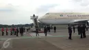Eskalator pribadi yang diboyong rombongan Raja Arab Saudi Salman bin Abdulaziz al-Saud disiapkan di Bandara Halim Perdana Kusuma, Jakarta, Rabu (1/3). Eskalator itu digunakan Raja Salman untuk turun dan naik pesawat. (Liputan6.com/Fery Pradolo)