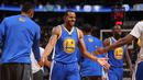 Pemain Golden State Warriors, Andre Iguodala #9 merayakan kemenangan timnya yang ke 15 secar beruntun usai mengalahkan Denver Nuggets 118-105 pada lanjutan NBA 2015-2016 di Pepsi Center, Minggu, (23/11/2015) (AFP Photo/ Doug Pensinger/Getty Images/AFP)