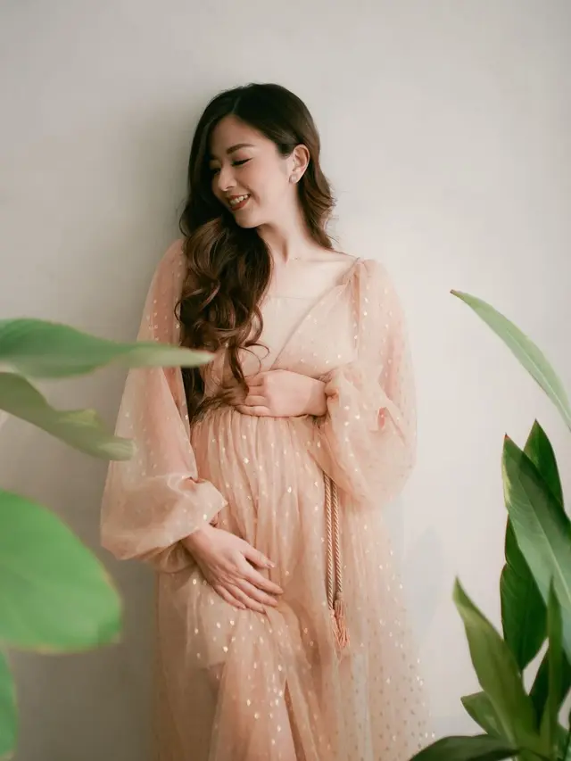 7 Potret Franda Pamer Baby Bump di Kehamilan Kedua, Penuh Bahagia
