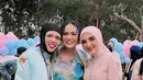Geni Faruk memilih abaya biru dan hijab turban hitam sebagai outfitnya di acara gender reveal.