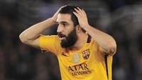 Gelandang Barcelona, Arda Turan, saat tampil melawan Real Sociedad pada laga La Liga di Anoeta Stadium, Spanyol, Sabtu (9/4/2016). (AFP/Ander Gillenea)