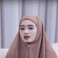 Kali pertama tahu Virgoun selingkuh, Inara Rusli minta ampun kepada Allah karena terlalu duniawi dan mencintai suami melebihi cinta kepada Sang Khalik. (Foto: Dok. YouTube Maia Al El Dul TV)