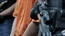Tersangka saat dihadirkan dalam rilis kasus narkoba di Gedung Ditresnarkoba, Polda Metro Jaya, Jakarta, Senin (20/1/2020). Dalam kasus ini polisi mengamankan barang bukti sabu seberat 2 kilogram dan menangkap dua pelaku, satu di antaranya tewas akibat melawan saat diringkus. (merdeka.com/Iqbal S. Nu