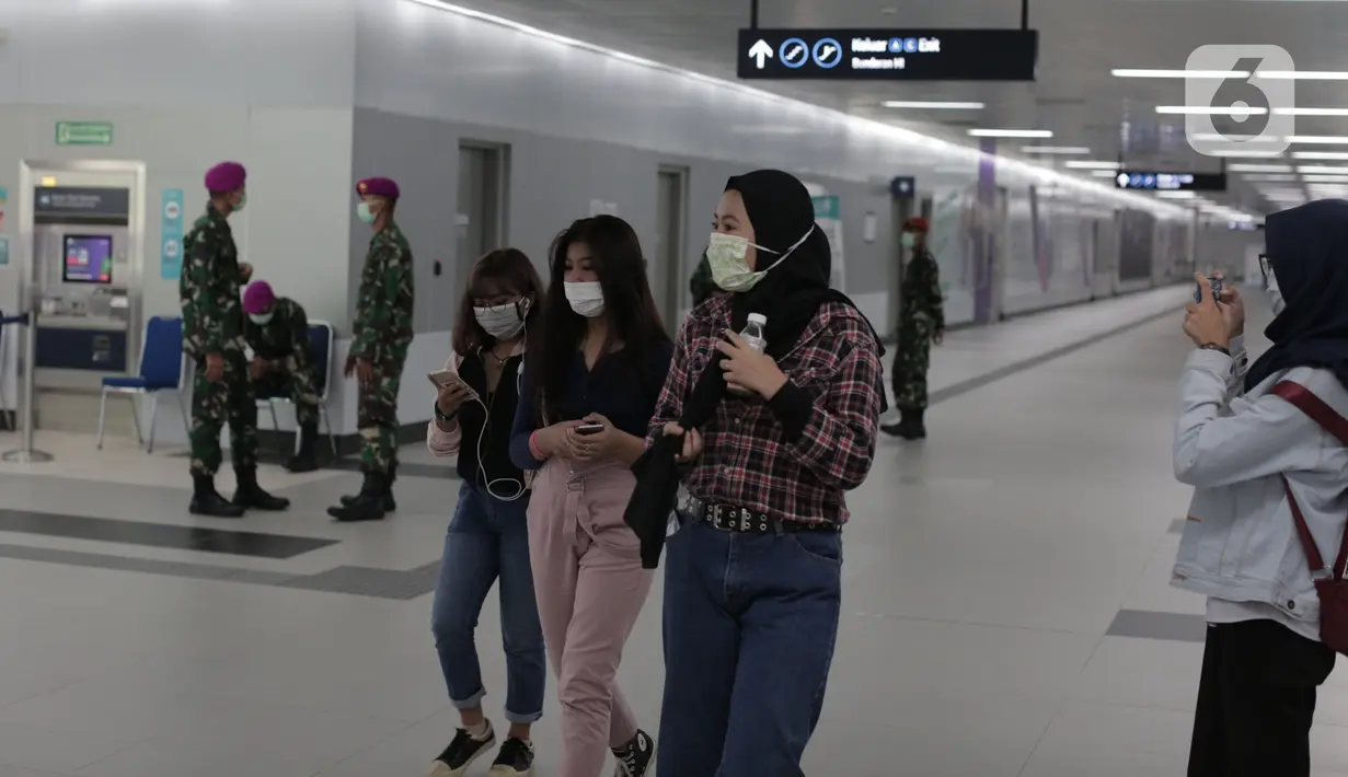 Personil TNI berjaga di Stasiun MRT Bundaraan HI, Jakarta, Selasa (26/5/2020). Pengerahan aparat TNI dan Polri ini akan dilakukan di objek keramaian seperti di tempat lalu lintas masyarakat, mal, pasar tradisional, tempat pariwisata, dan lain-lain. (Liputan6.com/Johan Tallo)