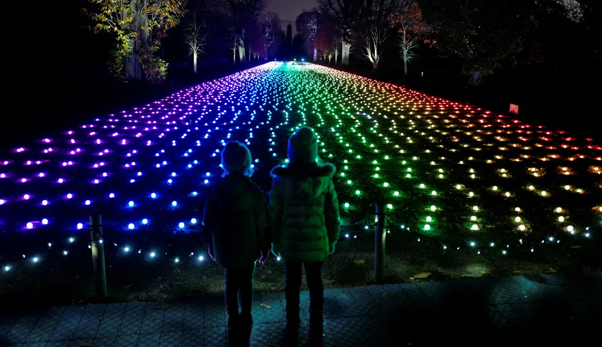 Pertunjukan cahaya digambarkan untuk mempromosikan peluncuran acara  "Christmas at Kew Gardens" di Kebun Botani Kew, London, 21 November 2018. Mendekati Natal, Kew Gardens menghiasi hamparan kebunnya dengan cahaya-cahaya yang indah. (Tolga AKMEN/AFP)