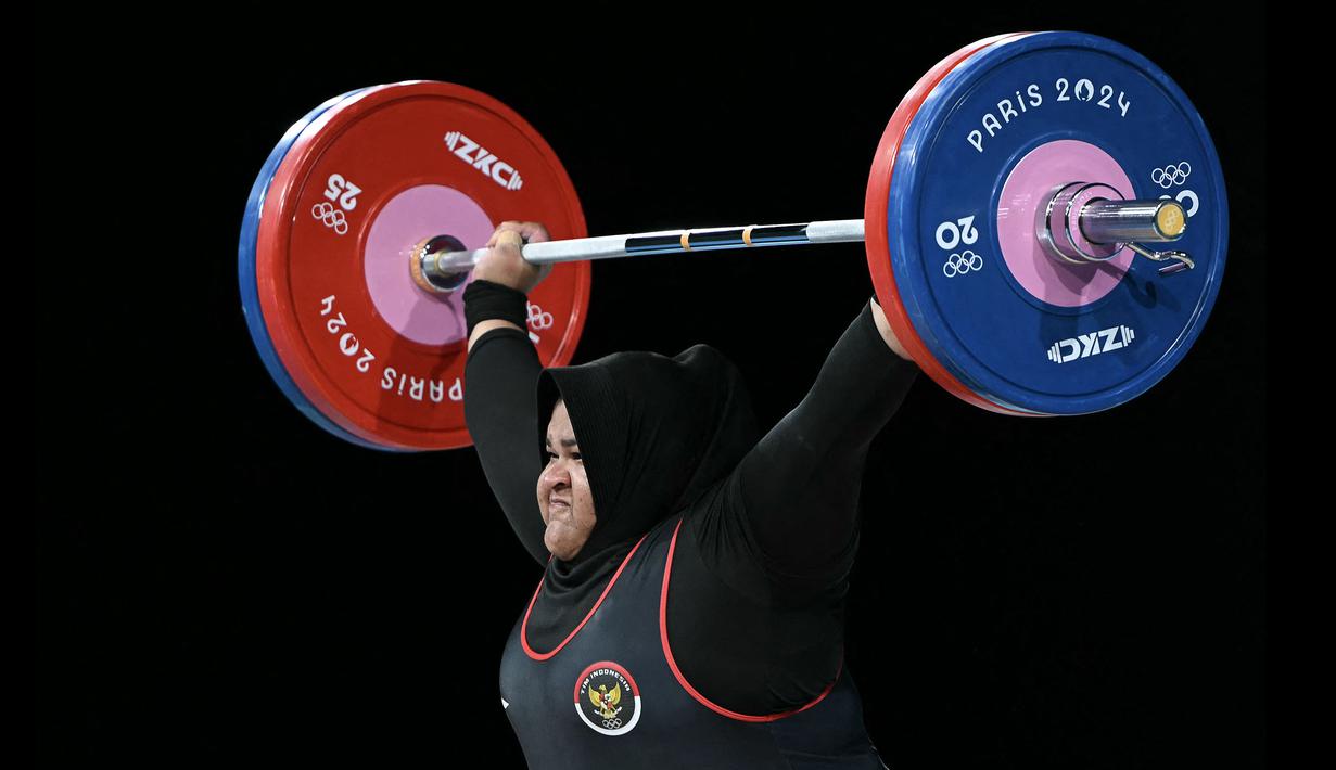 <p>Lifter Indonesia, Nurul Akmal berkompetisi dalam cabang olahraga angkat besi +81kg putri Olimpiade Paris 2024 di South Paris Arena, Paris, Prancis, Minggu (11/08/2024). (AFP/Arun Sankar)</p>