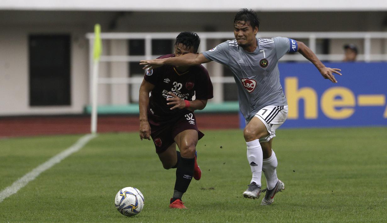 Bek PSM Makassar, Beny Wahyudi, berebut bola dengan pemain Kaya FC-Iloilo pada laga AFC Cup 2019 di Stadion Pakansari, Bogor, Selasa (2/4). Kedua tim bermain imbang 1-1. (Bola.com/Yoppy Renato)