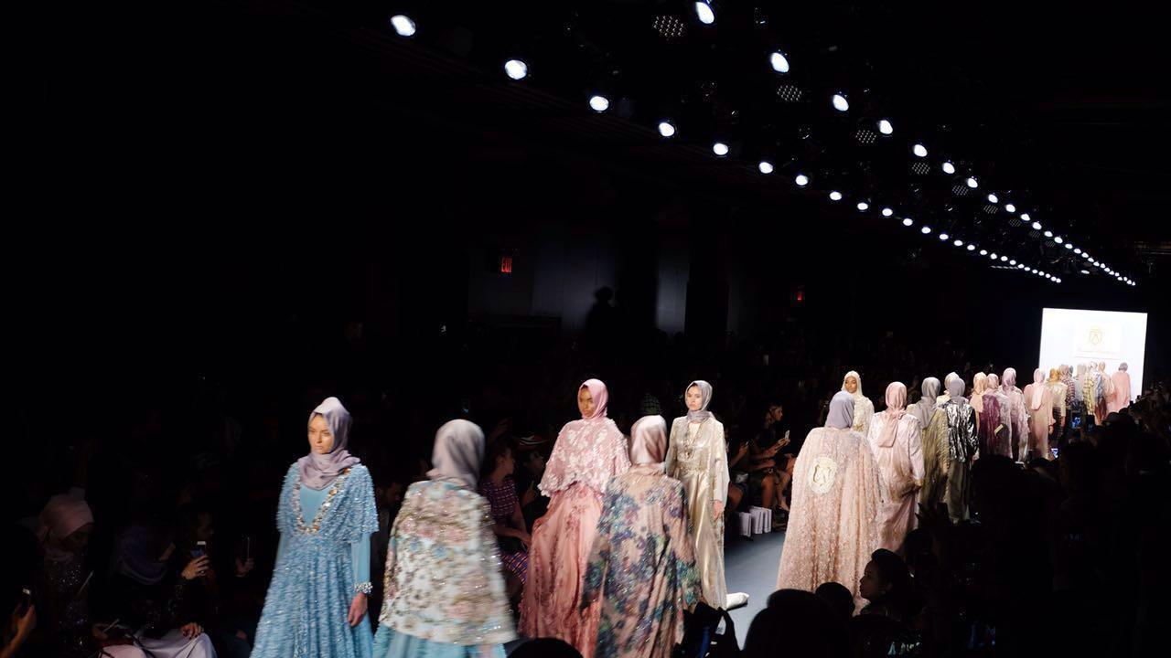 Anniesa Hasibuan di panggung NYFW 2017