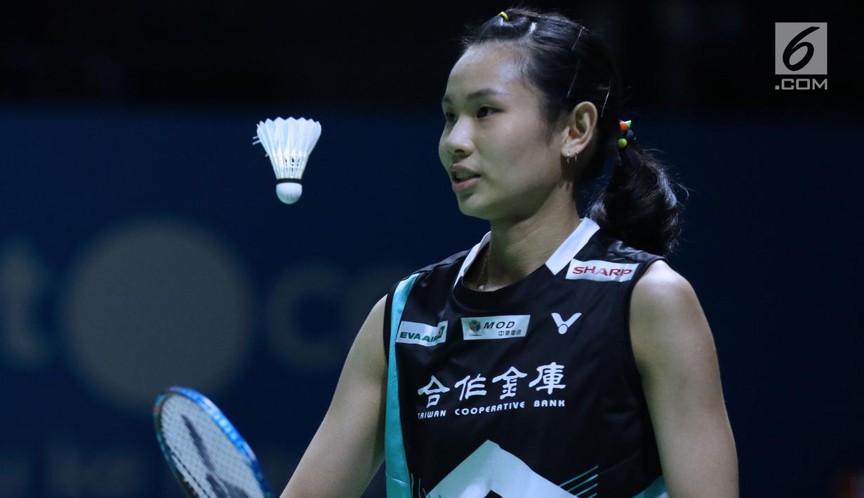 Tunggal putra China Taipei, Tai Tzu Ying saat melawan pebulu tangkis Skotlandia, Kirsty Gilmour pada 8 besar Indonesia Open 2018 di Istora GBK, Jakarta, Jumat (6/7). Tai Tzu Ying menang 21-16, 21-11. (Liputan6.com/Helmi Fithriansyah)