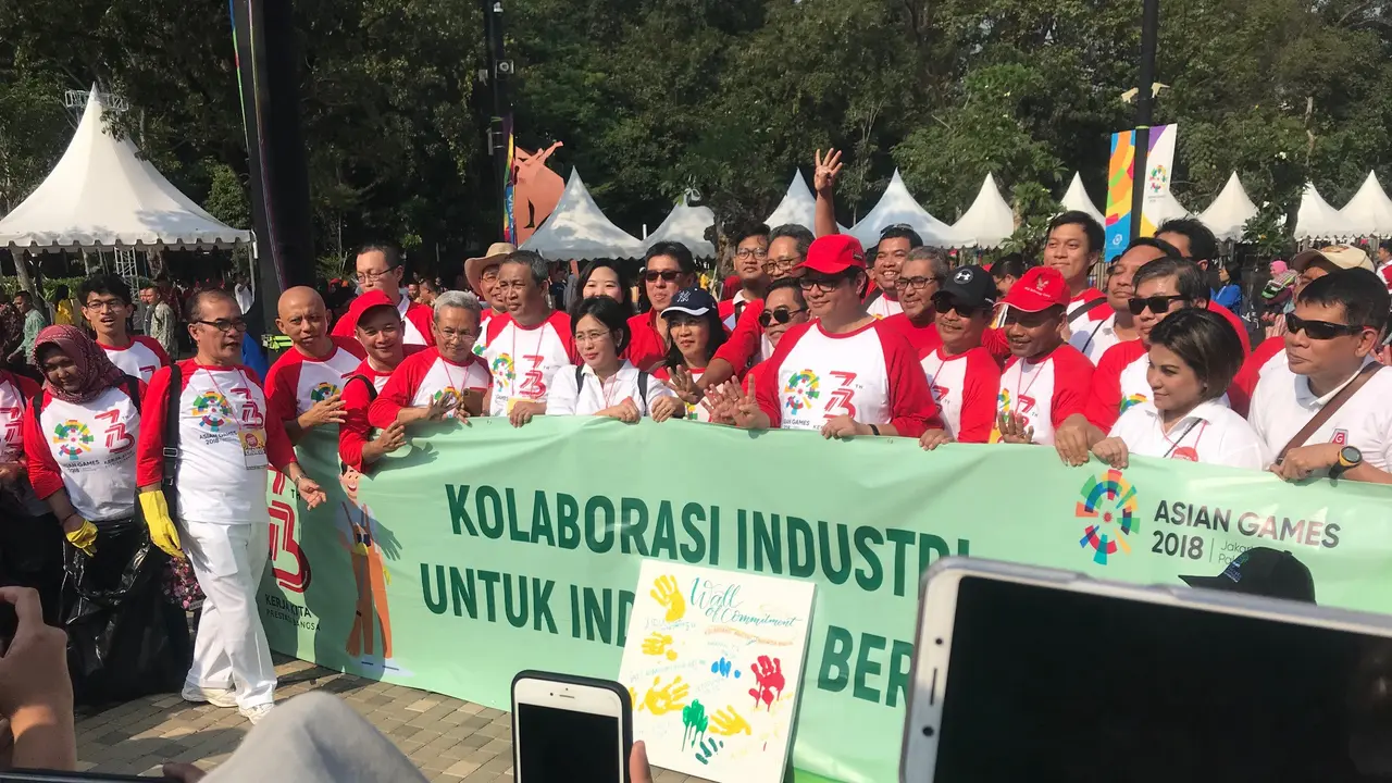 Menteri Perindustrian Airlangga Hartarto mengisiasi gerakan bersih-bersih menyongsong Asian Games (Liputan6.com/Yunizafira)