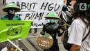 Sejumlah massa yang tergabung dalam Rukun Tani Sumberejo Pakel melakukan aksi di depan Mabes Polri, Jakarta, Kamis (17/6/2021). Massa juga meminta penghentian kriminalisasi yang dialami oleh dua petani Pakel. (Liputan6.com/Faizal Fanani)