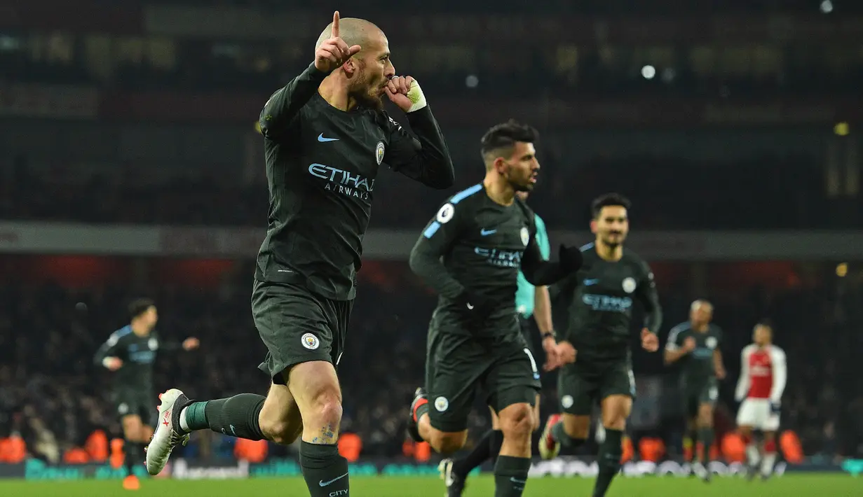 Gelandang Manchester City, David Silva, merayakan gol yang dicetaknya ke gawang Arsenal pada laga Premier League di Stadion Emirates, London, Kamis (1/3/2018). Arsenal kalah 0-3 dari City. (AFP/Glyn Kirk)