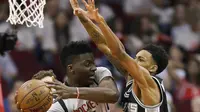 Pebasket Houston Rockets, Clint Capela, saat pertandingan melawan San Antonio Spurs pada Gim 4 Semifinal Wilayah Barat di Stadion AT&T Center, Minggu (7/5/2017). Houston Rockets menang 125-104. (AP/Eric Christian Smith)