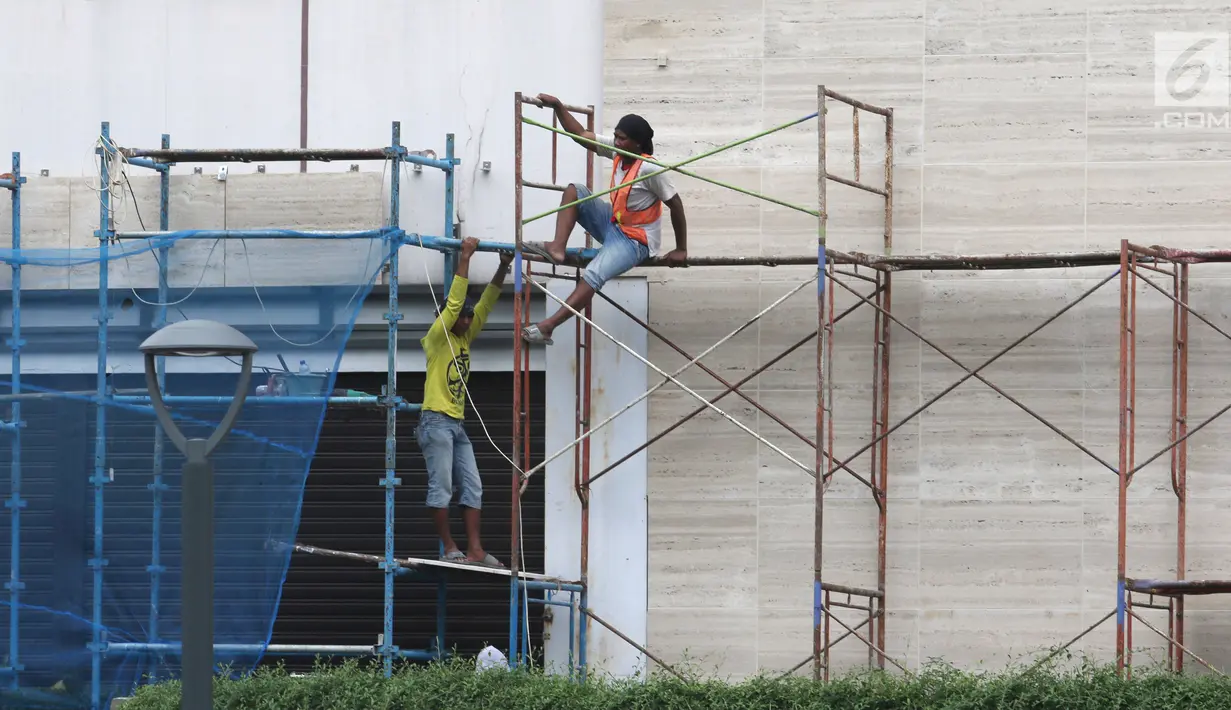 Pekerja memasang dinding di salah satu bangunan di Jakarta, Selasa (15/1). Kementerian Ketenagakerjaan (Kemenaker) mencatat telah terjadi 157.313 kecelakaan kerja sepanjang tahun 2018. (Liputan6.com/Angga Yuniar)