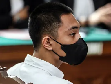 Terdakwa kasus penganiayaan terhadap Cristalino David Ozora, Mario Dandy Satriyo menjalani sidang perdana di Pengadilan Negeri Jakarta Selatan, Selasa (6/6/2023). Sidang perdana ini dengan agenda pembacaan dakwaan dalam perkara penganiayaan terhadap David Ozora. (Liputan6.com/Johan Tallo)