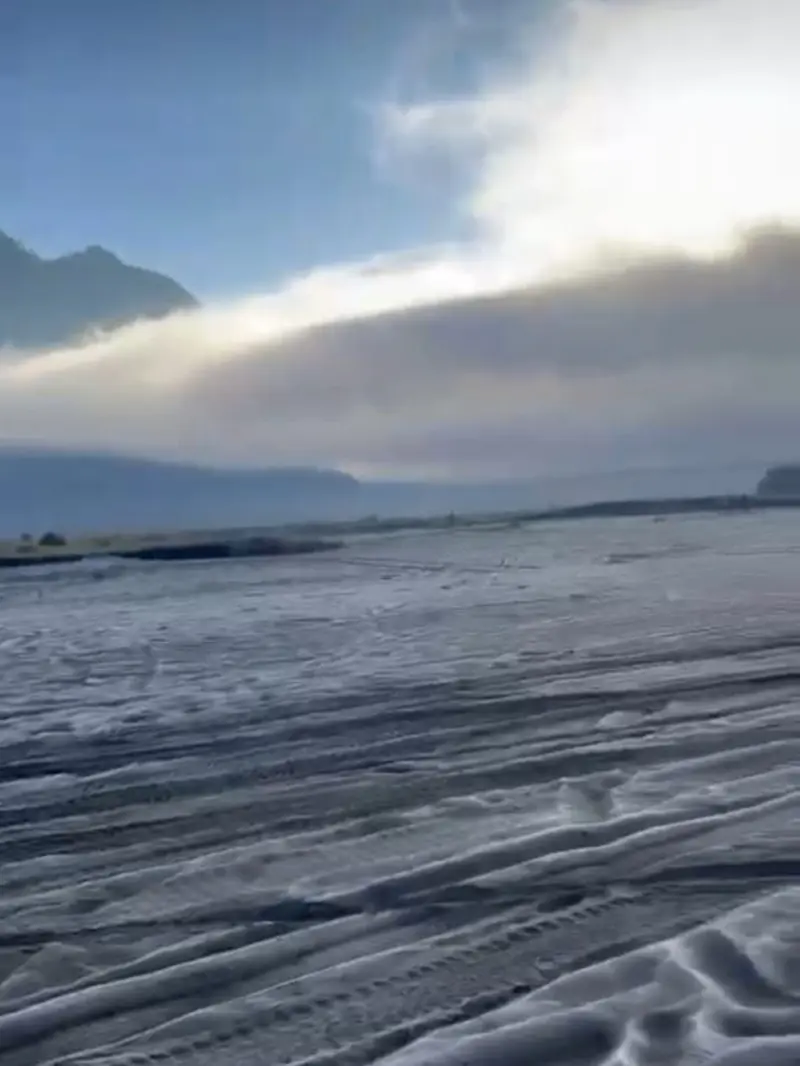 Pasir di Bromo nampak diselimuti salju saat pagi akibat suhu dingin. (Istimewa)