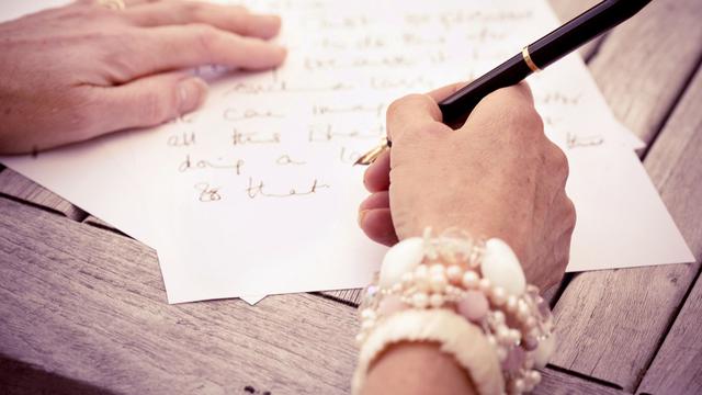 Ilustrasi Menulis Surat