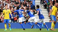 Striker tim nasional Italia, Citadin Martins Eder, saat merayakan gol ke gawang Swedia pada matchday kedua Grup B Piala Eropa 2016, di Stadium de Toulouse, Jumat (17/6/2016). (AFP/Remy Gabalda). 